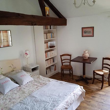 Chambre Dans Prieure De Caractere XVIII Siecle Planioles Bagian luar foto