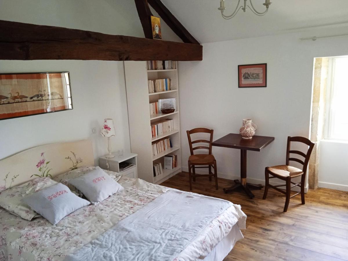 Chambre Dans Prieure De Caractere XVIII Siecle Planioles Bagian luar foto
